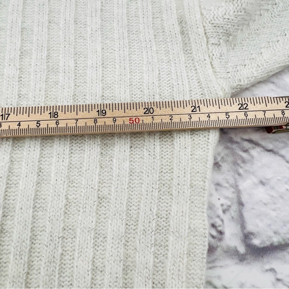 Simply Vera Vera Wang Light Cream Sweater Size Medium Ribbed Asymetrical Hem - Picture 7 of 9